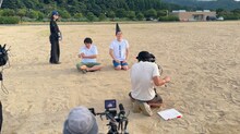 福井県おおい町のPRドラマ「続・もしも陰陽師が536年ぶりに移住してきたら」の撮影に臨むロングコートダディ堂前と飯めしあがれこにお