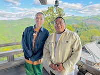 奈良・吉野町を訪れる柄本佑とロバート秋山