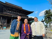 奈良・吉野町を訪れる柄本佑とロバート秋山