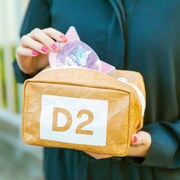 「ロングコートダディ 井上さんの段ボールポーチ」