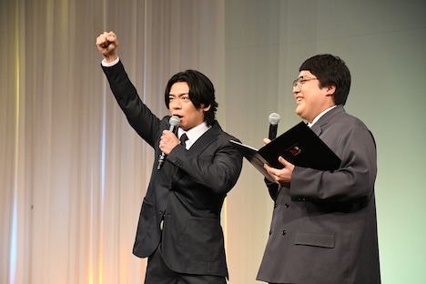 「マヂカルラブリーだー！」と宣言するマヂカルラブリー・野田クリスタル（左）と、村上