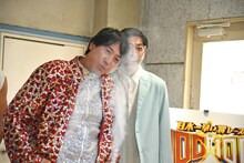 スプレーを噴射するスカチャン・ヤジマリー。