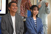 左から平成ノブシコブシ徳井、日下怜奈