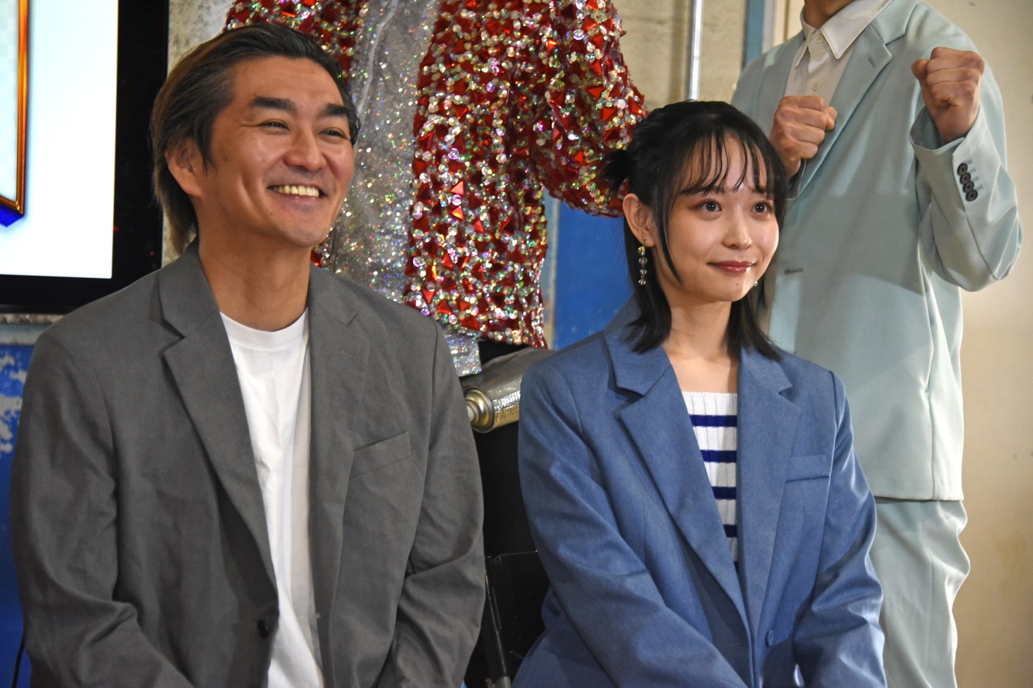 左から平成ノブシコブシ徳井、日下怜奈