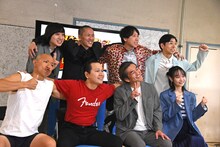 「日本一早い賞レース『100×100』」記者会見に出席した（前列左から）今井らいぱち、イチゴ・イクト、平成ノブシコブシ徳井、日下怜奈、（後列左から）家族チャーハン、スカチャン