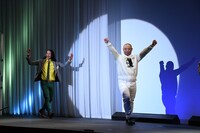 「M-1グランプリ2024」決勝進出者発表会見に登場するトム・ブラウン