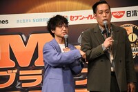 今年は5つの賞レースで決勝進出し、ネタの消費量が激しいと訴えるエバース佐々木（左）