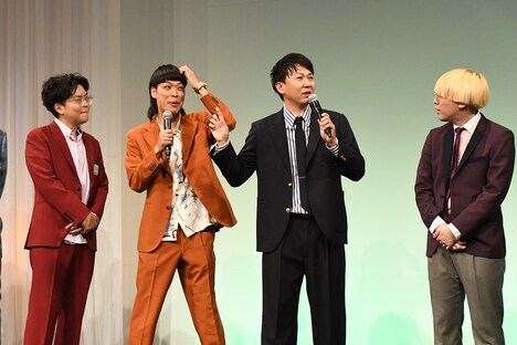 「M-1グランプリ2024」決勝進出者会見で質問がわからなくなるバッテリィズ・エース（左から2人目）