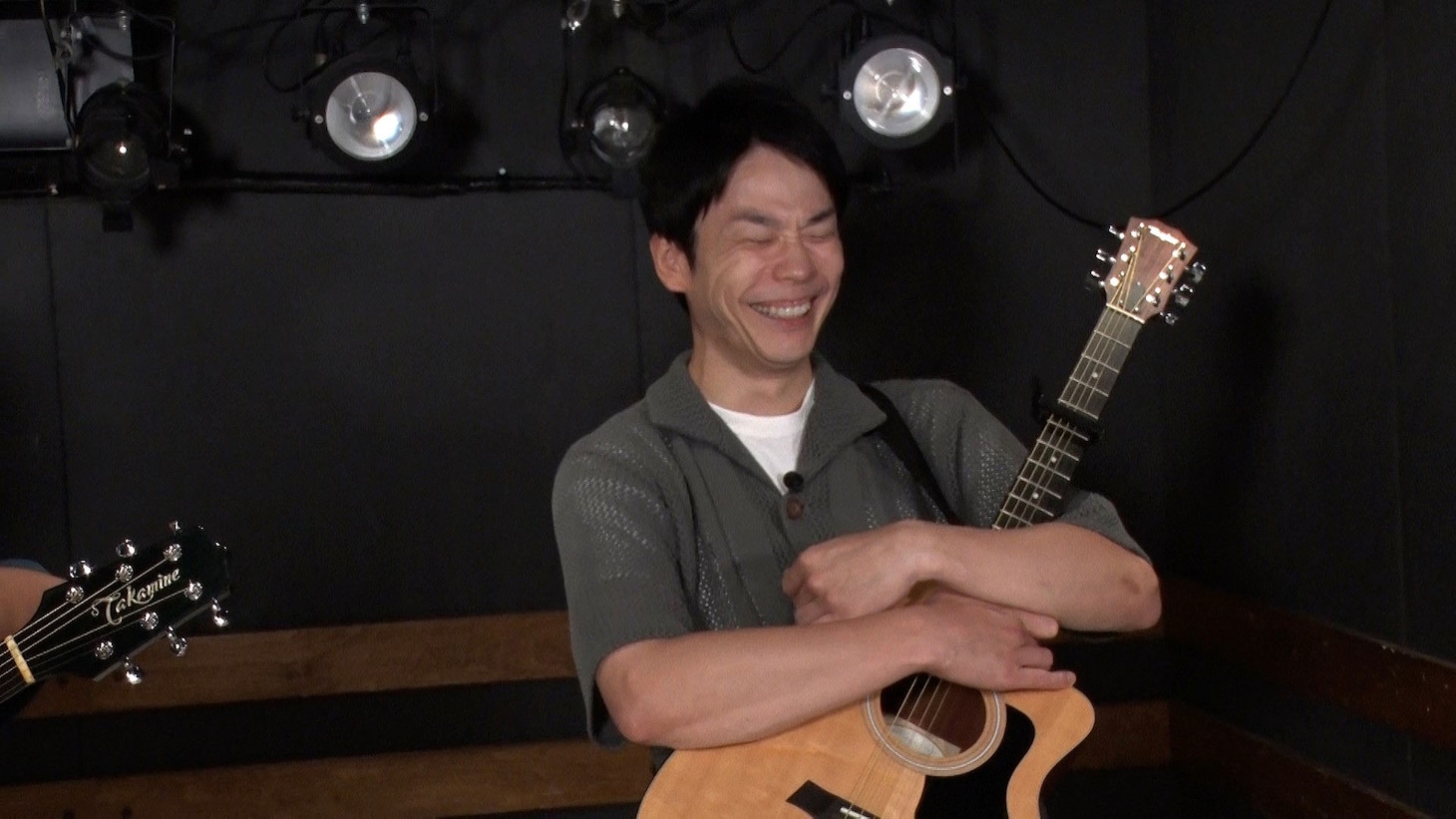 ギターを担当するかまいたち濱家