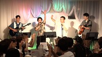 ライブレストランでサプライズ演奏を披露するかまいたちとニューヨーク
