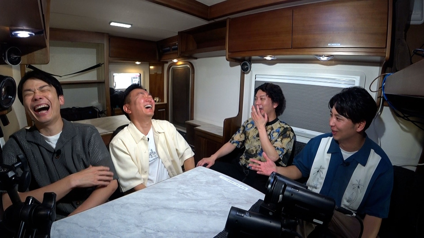 車内トークを繰り広げるかまいたちとニューヨーク
