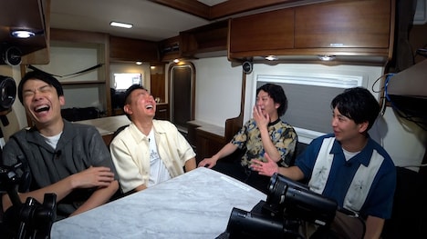 車内トークを繰り広げるかまいたちとニューヨーク