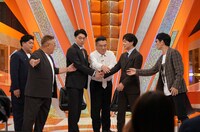 「アンタウォッチマン！」に出演する、さや香と、MCのアンタッチャブル、サンドウィッチマン