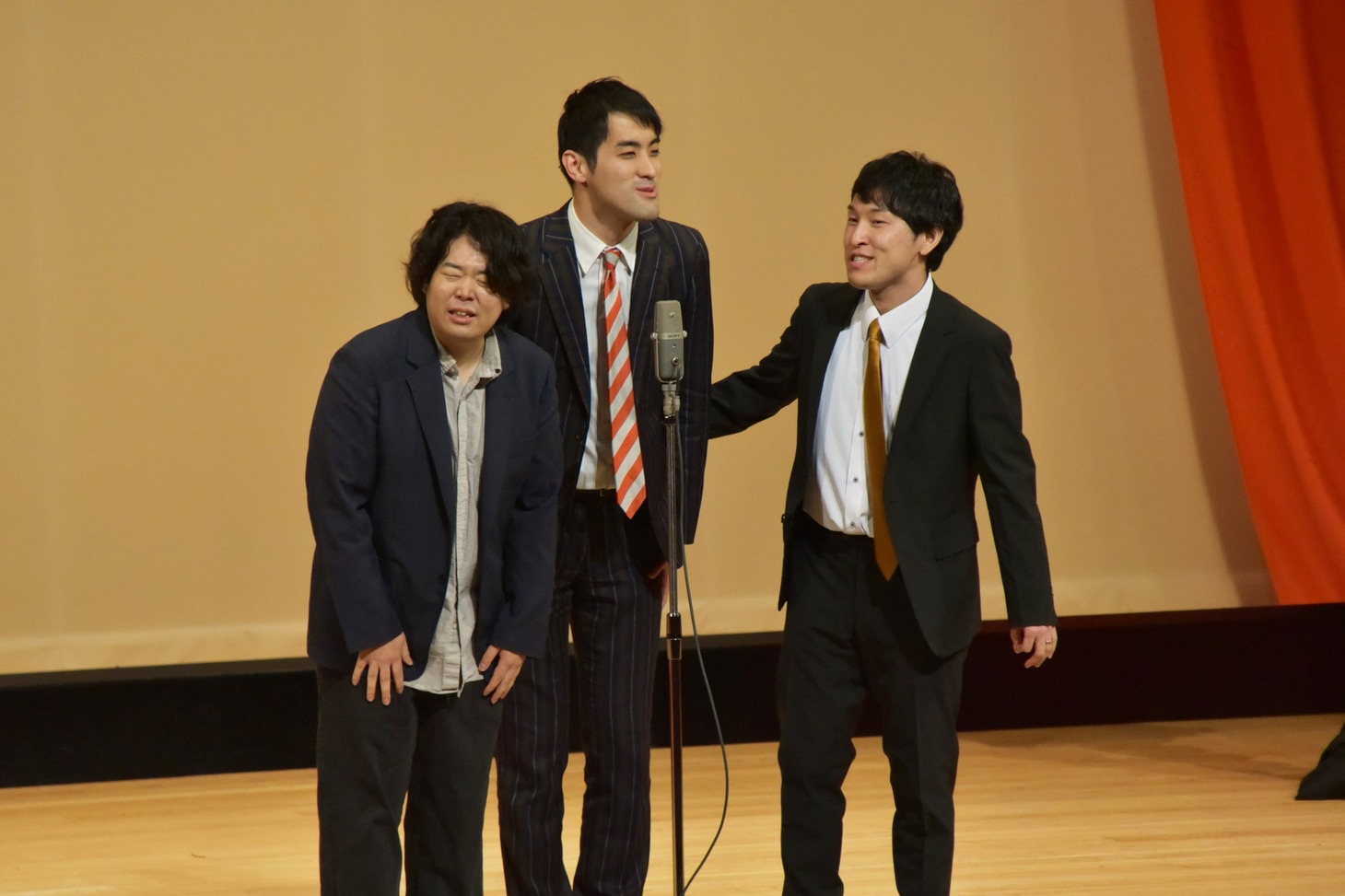 宮下草薙の話の中に出てきたさすらいラビー中田（中央）がステージに乱入し、最終的にサンパチマイクを3人で囲んだワンシーン