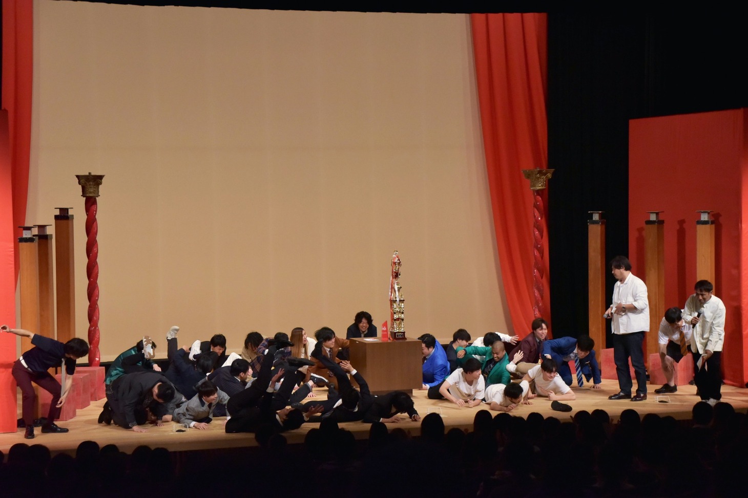 優勝者発表時にアルピー平子がボケて一同がコケる場面