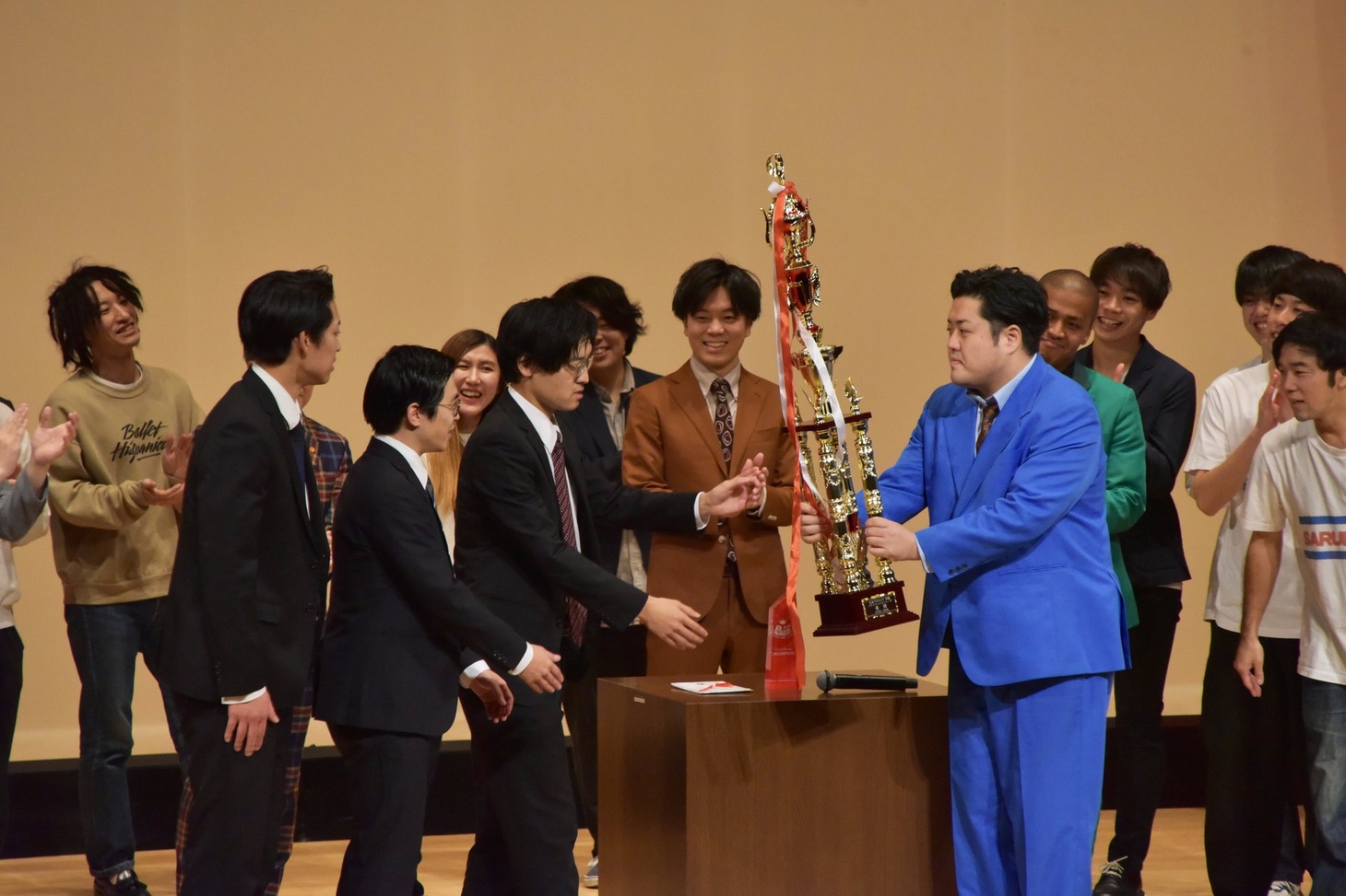 「スポンサー感がある」という理由で優勝トロフィなどを青色1号に授与する役割を担ったセンチネル大誠