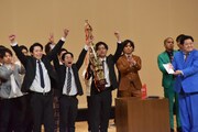 優勝を喜ぶ青色1号と、優勝賞金50万円の目録を手にスポンサー感を出すセンチネル大誠