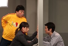 「ドリフに大挑戦」より、亀梨和也が参加する「刑務所の面会コント」のワンシーン