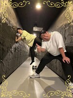 芸人の写真が12月25日（水）より劇場ロビーで展示される