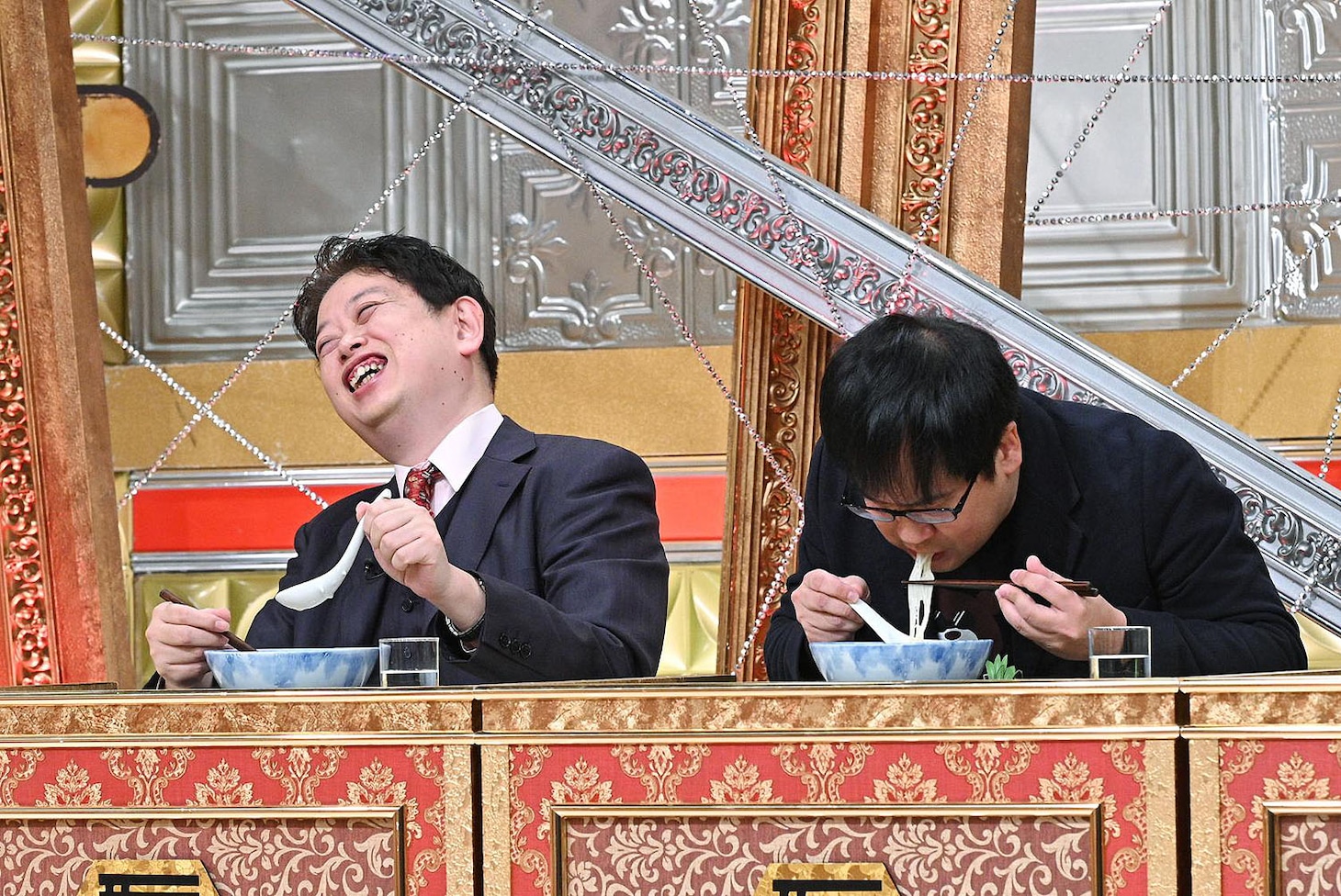 「日本一こそ世界一！世界ラーメンNo.1決定戦」より、ラーメン大王こと小林孝充とラーメン官僚こと田中一明