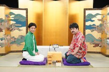 左から村民代表南川、空気階段・鈴木もぐら