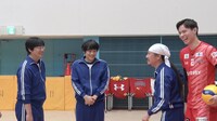 運動神経悪い芸人たちがバレーボールに挑むワンシーン