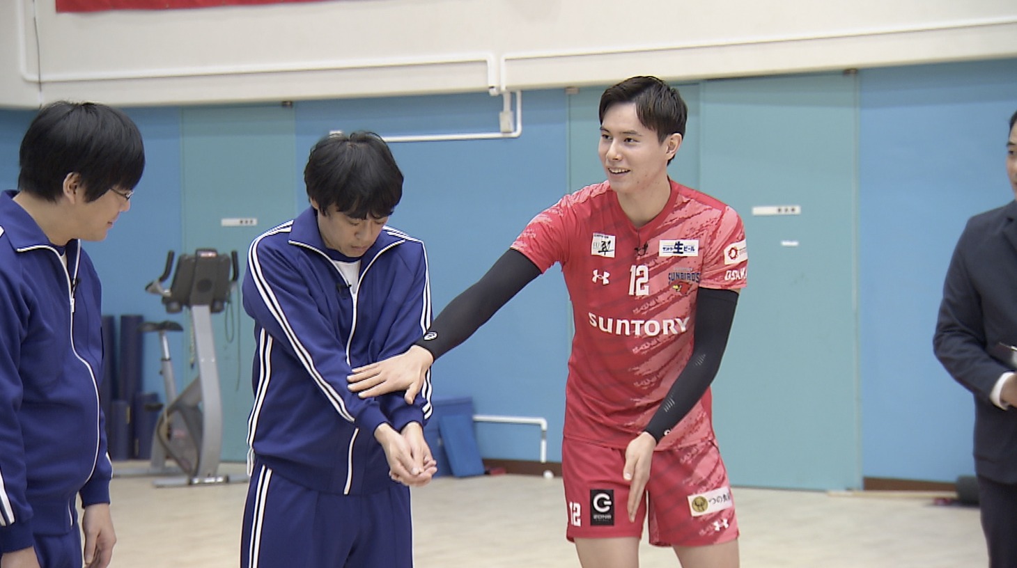 フルーツポンチ村上ら運動神経悪い芸人たちがバレーボールに挑むワンシーン