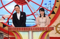 左から東野幸治、中島めぐみアナウンサー