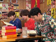 「川島明の辞書で呑む」に参加するロングコートダディ堂前(手前)