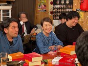 「川島明の辞書で呑む」に参加する安藤優子(中央)