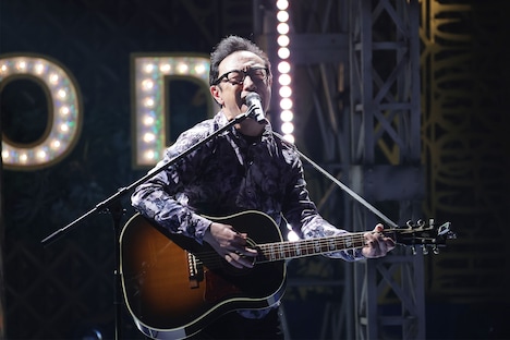 熱唱する東京03角田