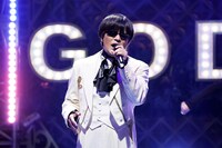 熱唱するバカリズム