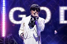 熱唱するバカリズム