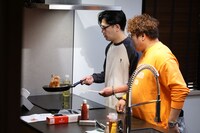 手錠でつながれながらオムライスを作るマユリカ