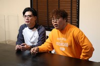 手錠をつけて共同生活をすることになるマユリカ