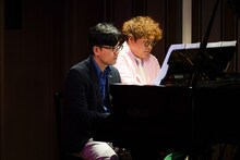 ピアノの連弾を披露するマユリカ