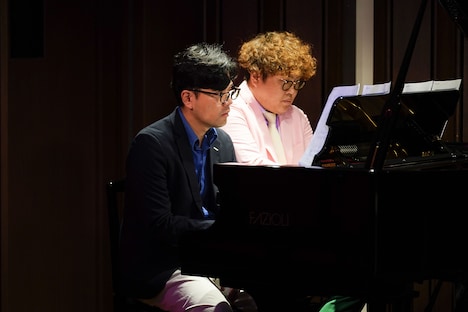 ピアノの連弾を披露するマユリカ