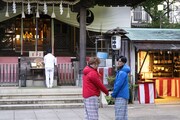 おみくじを引くために近くの神社にやってきたマユリカ