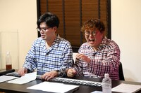 ピアノの練習をするマユリカ