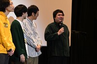 俳優然として挨拶するマヂカルラブリー村上