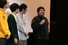 俳優然として挨拶するマヂカルラブリー村上