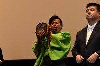 映画公開を祝して鼓を鳴らすすゑひろがりず南條