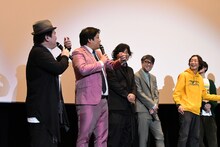 タモンズ安部を演じる駒木根隆介のモノマネをするGAG・SJ（右端）