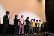 屋号「太し」のマヂカルラブリー村上（右端）と、「太し2」となった駒木根隆介（左から2人目）