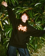 ラランド新グッズ「Alien Hoodie」を着用したラランド・サーヤ