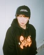 ラランド新グッズ「Alien Hoodie」「Agency Cap」を着用したラランド・サーヤ