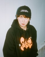 ラランド新グッズ「Alien Hoodie」「Agency Cap」を着用したラランド・サーヤ