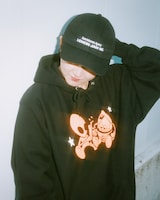 ラランド新グッズ「Alien Hoodie」「Agency Cap」を着用したラランド・サーヤ