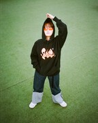 ラランド新グッズ「Alien Hoodie」を着用したラランド・サーヤ