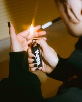 ラランド新グッズ「サーヤ特番 Official Lighter」
